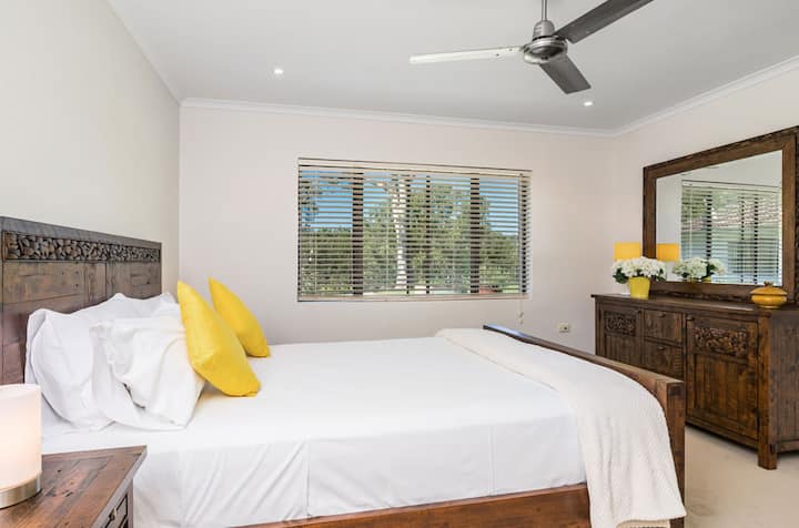 Main House Bedroom 2 - King bed, can be made up as twins (new pics to follow)