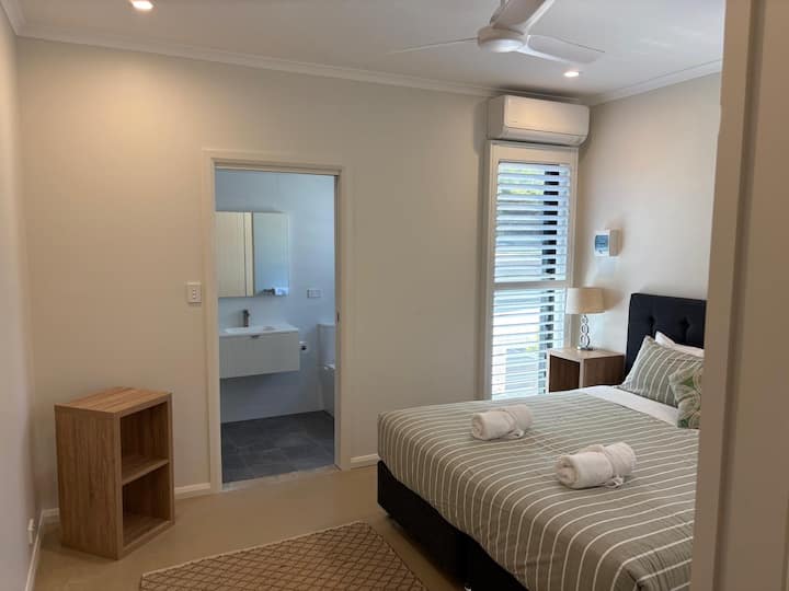 Cabin Bedroom 5 - Fully refurbished room with en-suite bathroom and king sized bed that can be converted to twins