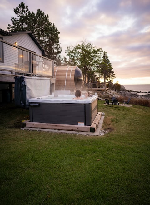 Cosy oceanfront cottage- Hot tub and Sauna