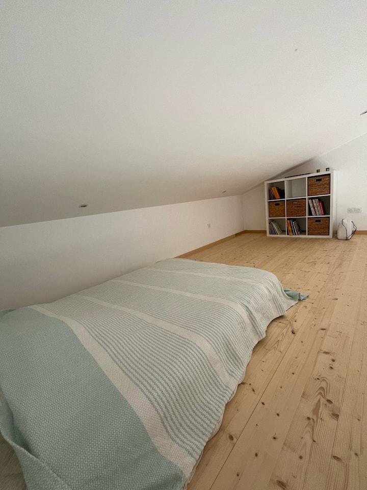 საძინებლის ეს სივრცე ანტრესოლზეა 