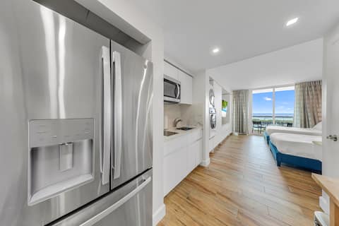 Successful Airbnb property: Hotel Arya Apt w/Waterfront View, Free Parking in Grove Center
