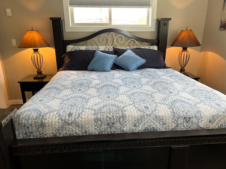 Kitanda cha ukubwa wa kifalme chenye mito ya ziada na mito ya ziada.  Vifaa vya kufulia viko kwenye kabati.  Kuna vibanda vichache vya kufulia na mashuka ya kukausha yasiyo na harufu: Kishikio cha sanduku, rafu, viango, kizuizi. Bafu la kujitegemea limeambatishwa.   Madirisha yana vipofu vya giza.