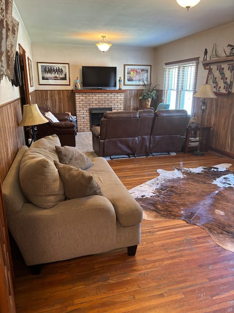 Successful Airbnb property: Cozy Historic Home in Canyon
