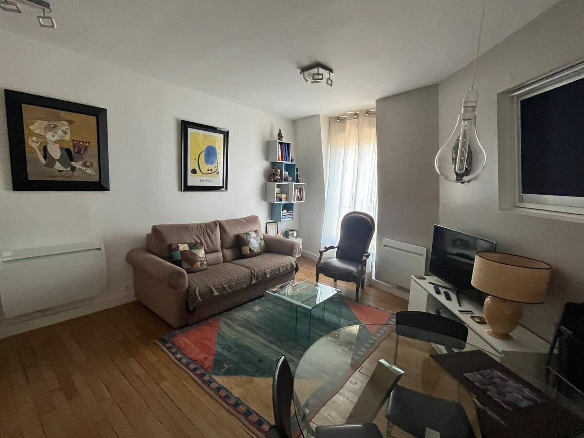 Popular Airbnb listing: Cozy nest under the rooftops of Paris in Paris