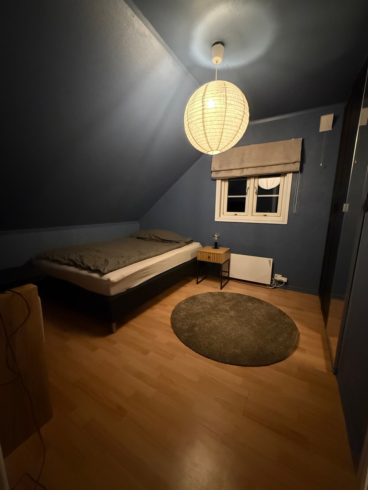 ოთახში არის 150‑სმ‑იანი ორმაგი საწოლი, ტელევიზორი და PlayStation.