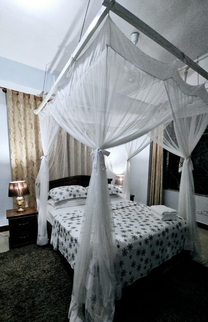 חדר השינה הראשי הזה מרווח ויש בו מרפסת שבה תוכלו ליהנות מרוח הערב! 
