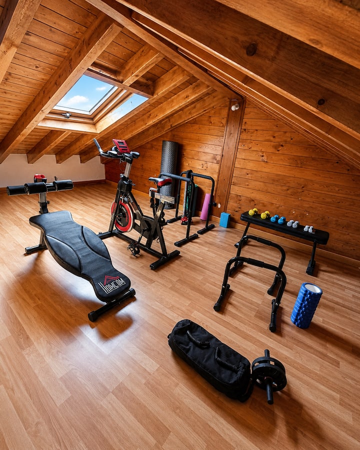 Ak chcete využiť posilňovňu, máme bicykel, posilňovaciu lavicu, malé činky, brušnú lavicu, paralelné tyče, valčeky a podložky. Je to viacúčelový priestor, ktorý vám pomôže doplniť vaše fyzické zdravie mimo domova.