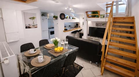 54m² 2-bedroom 2-bathroom duplex, A/C, 500 m from the center, private parking