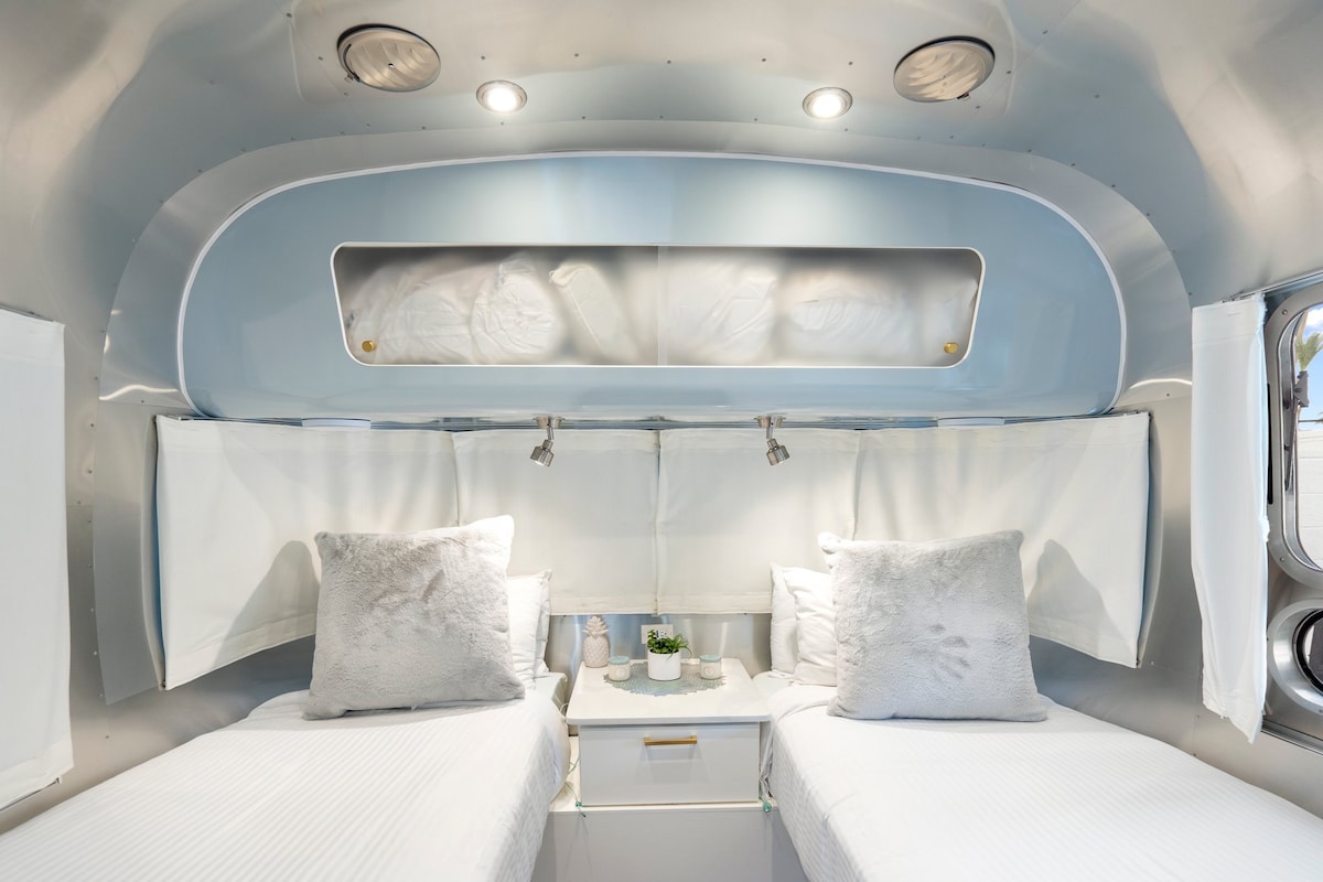 Airstream две двойни спални помещения (имаме втора спалня с двойно легло queen size в кухненската част). 