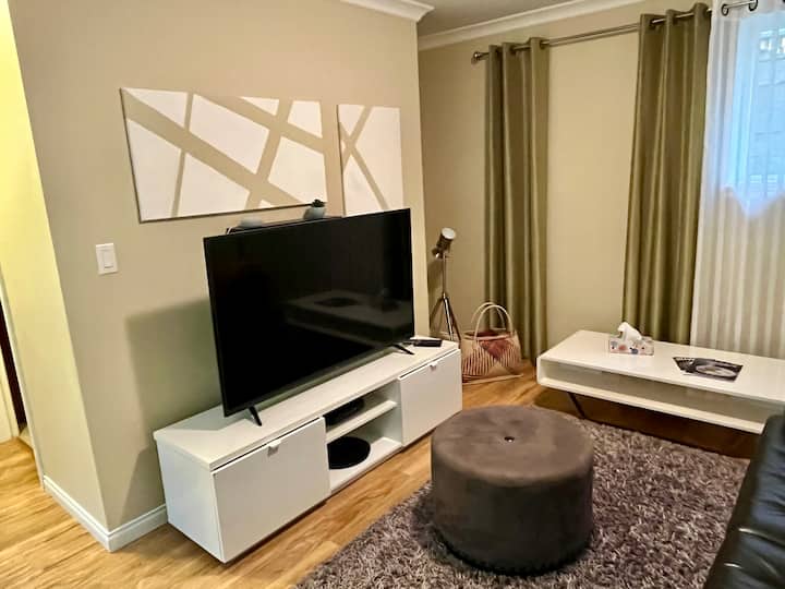 Spacious 2-bedroom Suite In Quiet South Surrey - Surrey