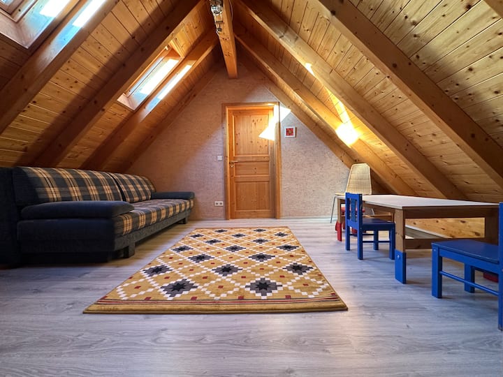 Ეს არის გასასეირნებელი ოთახი. Კარს მივყავართ საძინებლამდე 1
