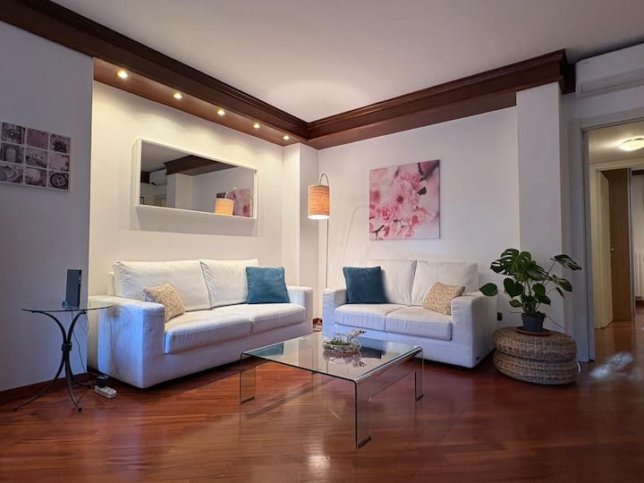 Veliki i svijetao dnevni boravak i blagovaonica
Svijetli dnevni boravak i blagovaonica