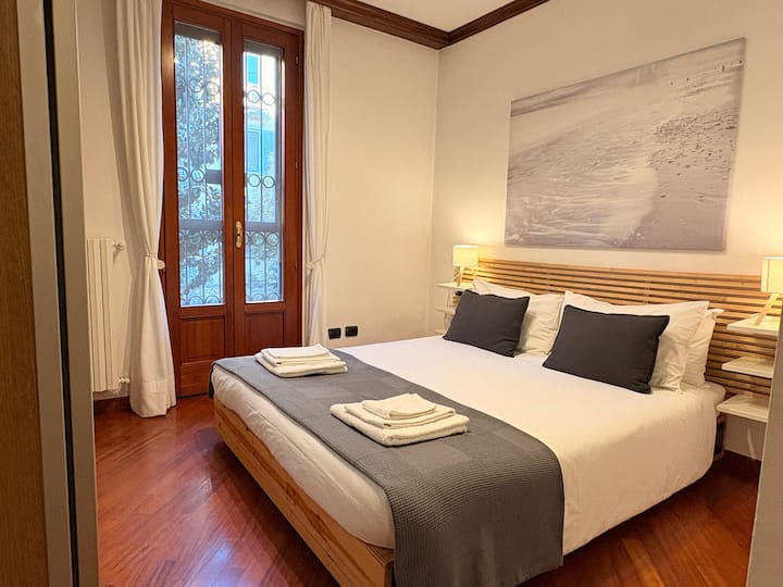 Spavaća soba za dvije osobe s ormarom i noćnim ormarićima 
Glavna spavaća soba s ormarom i noćnim ormarićima. 