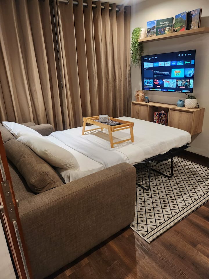 Acogedor espacio multifuncional con sofá cama tamaño Queen y Smart TV, ideal para descansar, trabajar o disfrutar de una noche de películas. Perfecto para una estancia cómoda y práctica.
