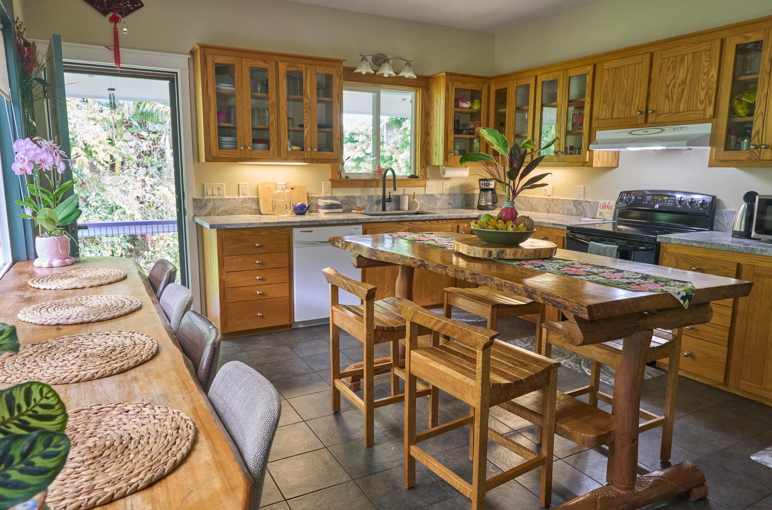 Home in Hilo · ★4.92 · 2 bedrooms · 2 beds · 2 baths - Image 6
