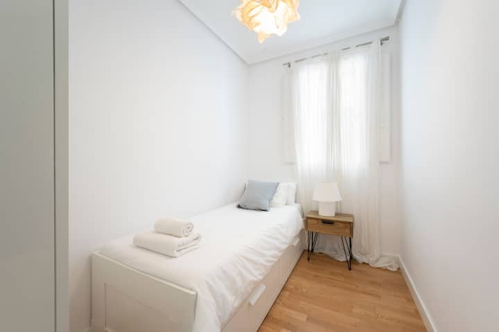 Dormitorio versátil con dos camas individuales. Ideal para niños o para un huésped que busque mayor comodidad.