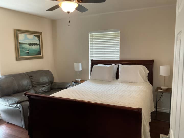 Krevat dopio "queen" dhe "loveseat". Fustan dhe dollap i madh