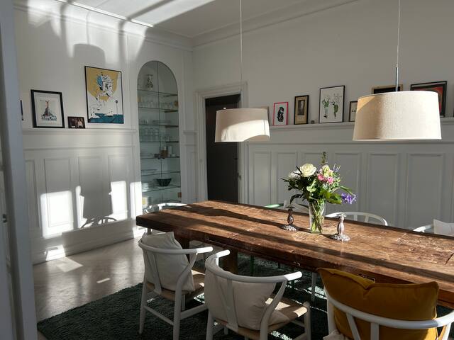 Large & lovely – great location! gallery image 5