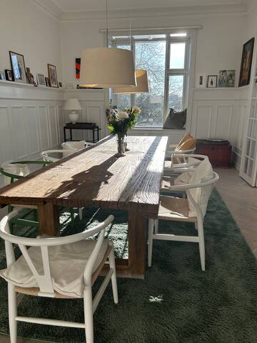 Large & lovely – great location! gallery image 4