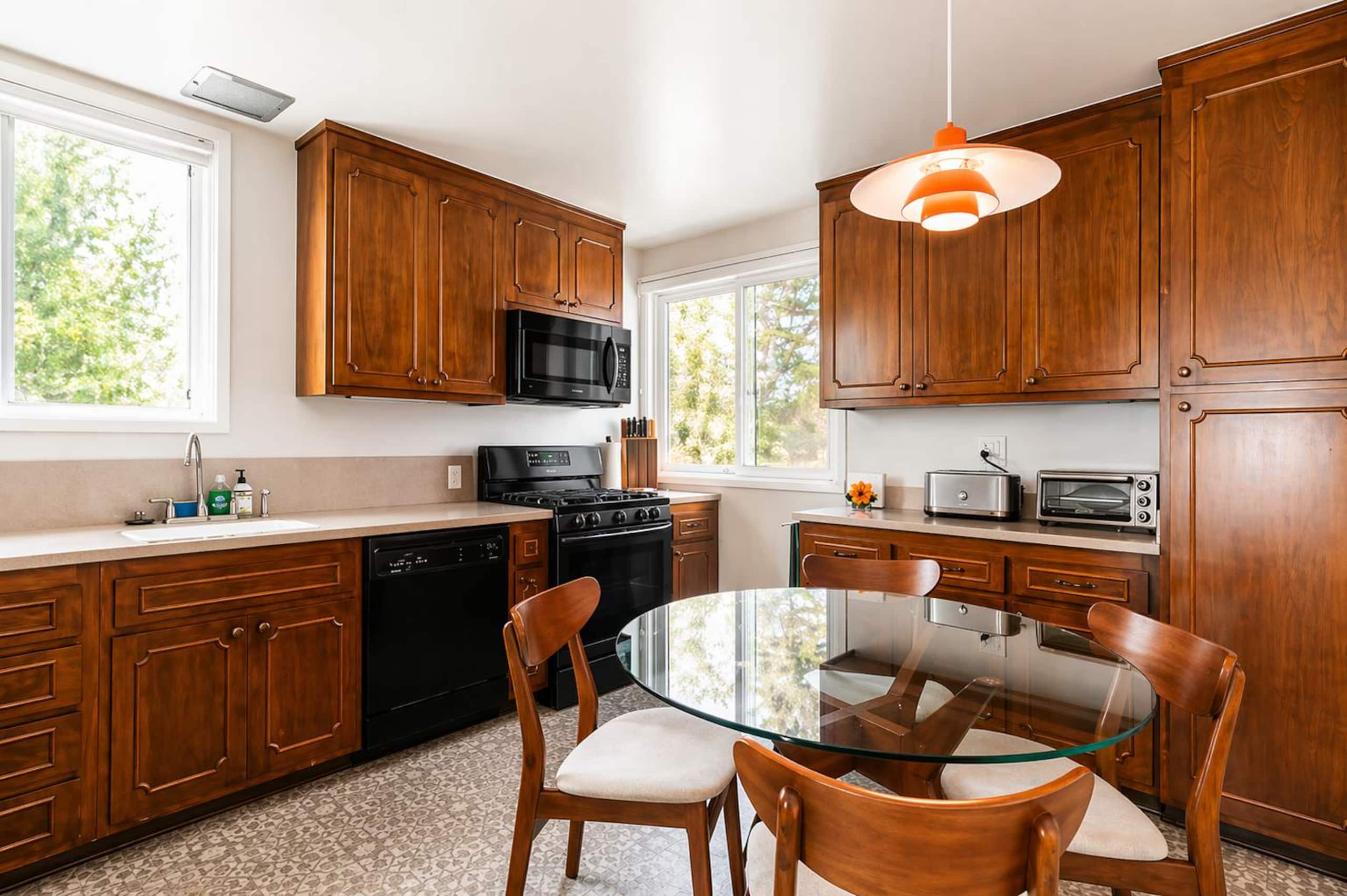 Home in Daly City · ★4.87 · 3 bedrooms · 4 beds · 2 baths - Image 6