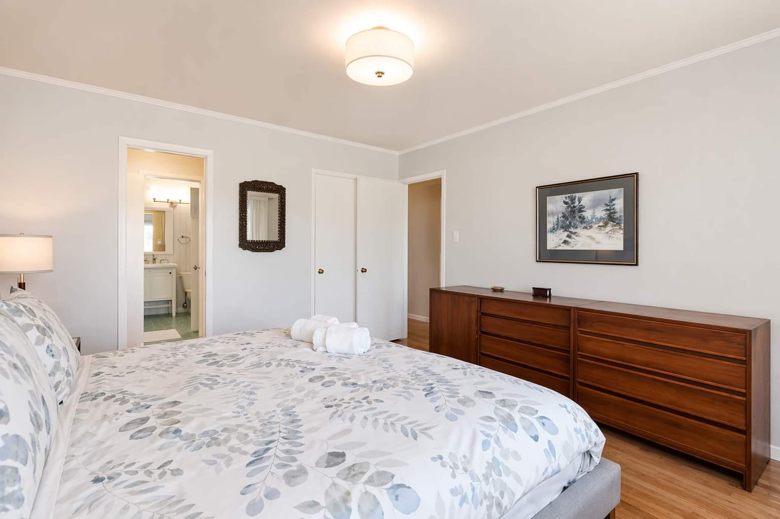 Home in Daly City · ★4.87 · 3 bedrooms · 4 beds · 2 baths - Image 11