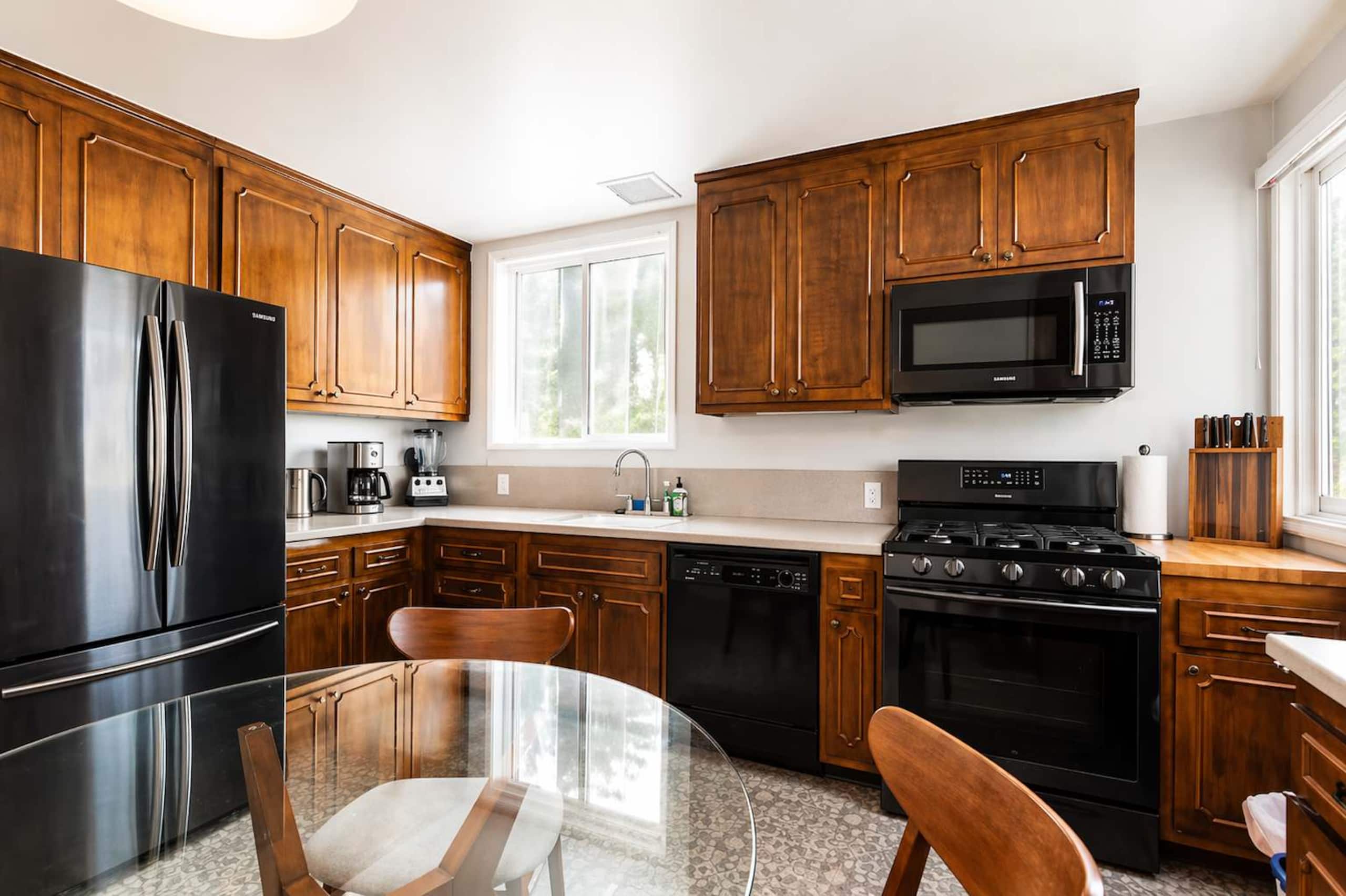Home in Daly City · ★4.87 · 3 bedrooms · 4 beds · 2 baths - Image 5