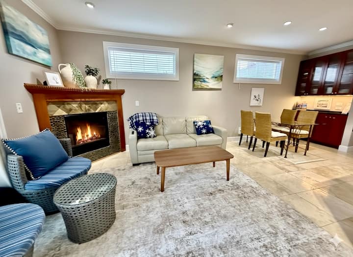 现代PNW生活：温暖的石头、柔软的皮革和清爽的海岸色调。 在火边放松身心的完美场所。