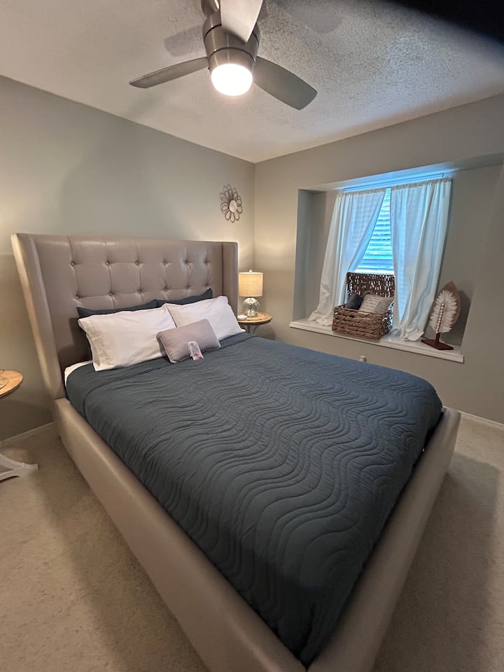 ผ่อนคลายและสตรีมจากสมาร์ททีวีของคุณในขณะที่คุณหยุดพักบนเตียง Sleep Number ของคุณ!