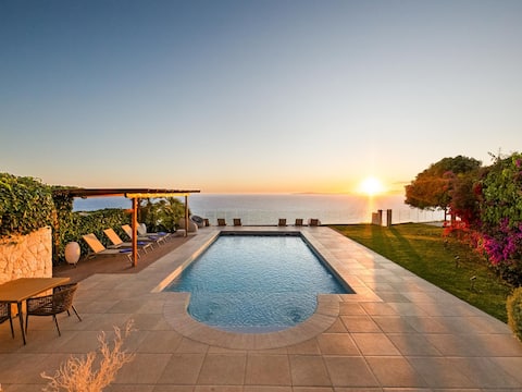 Villa Luna cliffside villa with private sea access
