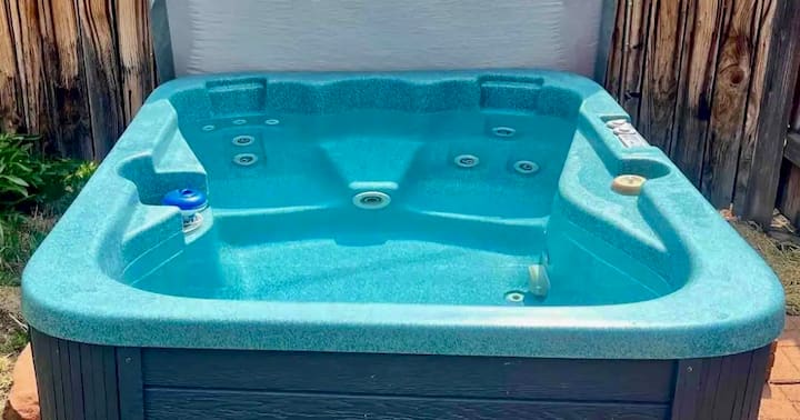 Alpenhaven ~ A Romantic Mountain Escape w Hot Tub!