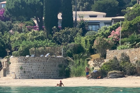 Beachfront villa French Riviera / Premium services