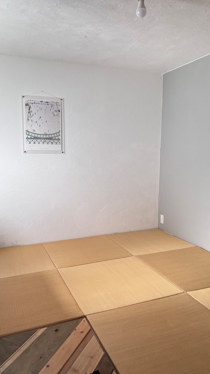 Si son 3 personas o más, les proporcionaremos ropa de cama en la habitación adicional de estilo japonés. En caso de que sean 2 personas o menos, no se puede utilizar la habitación japonesa.