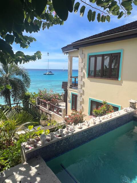 Beautiful Beachfront surf villa @ Freights bay