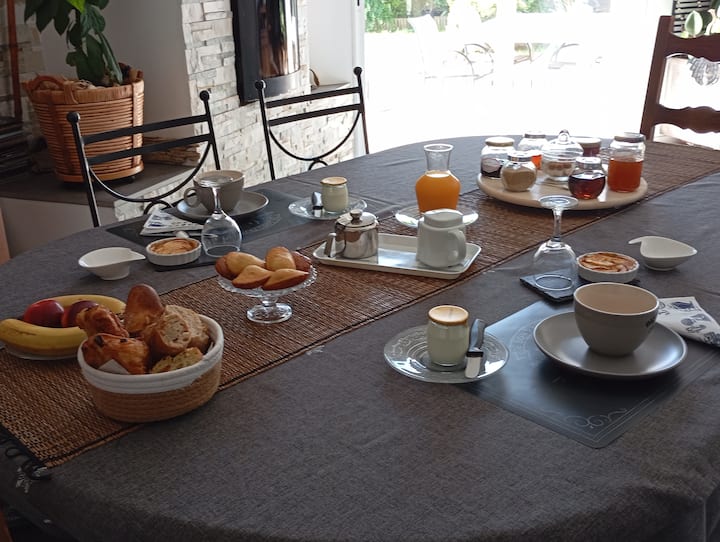Chambre N°1 Lit (160x200)+ Petit Déjeuner - La Rochelle