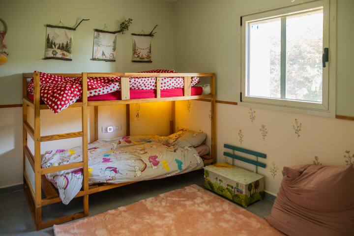 חדר השינה הנעים של הילדים