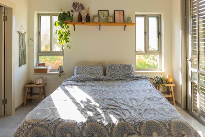 חדר שינה עם מקלחת ושירותים פרטיים ונופים של הר מירון