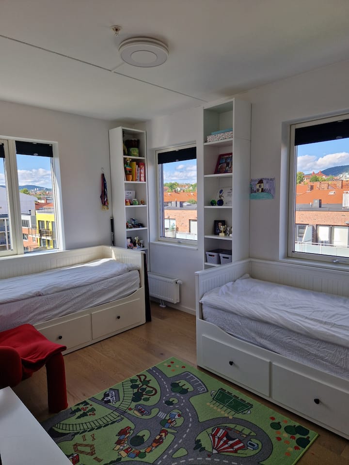 Dve samostatné postele (80 cm x 200 cm) a písací stôl. 