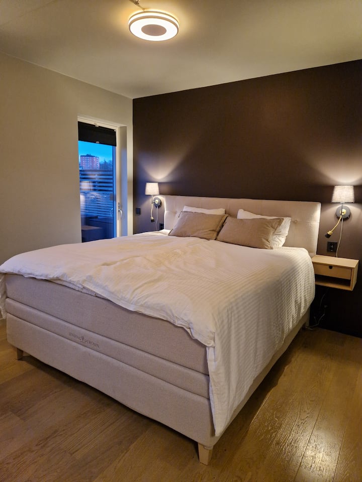 Posteľ veľkosti King 180 x 200 cm, stôl a kancelárska stolička. Prístup do vlastnej kúpeľne.