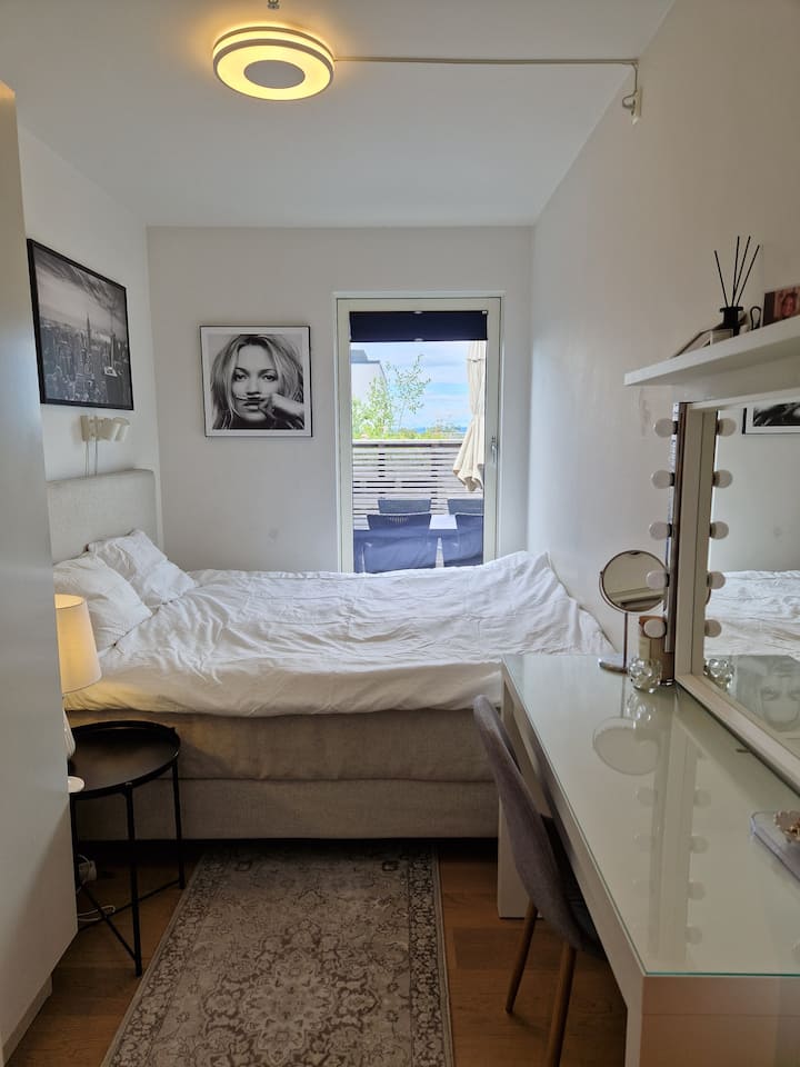 Spálňa 2 s manželskou posteľou (160 cm x 200 cm) a stolom + stoličkou.