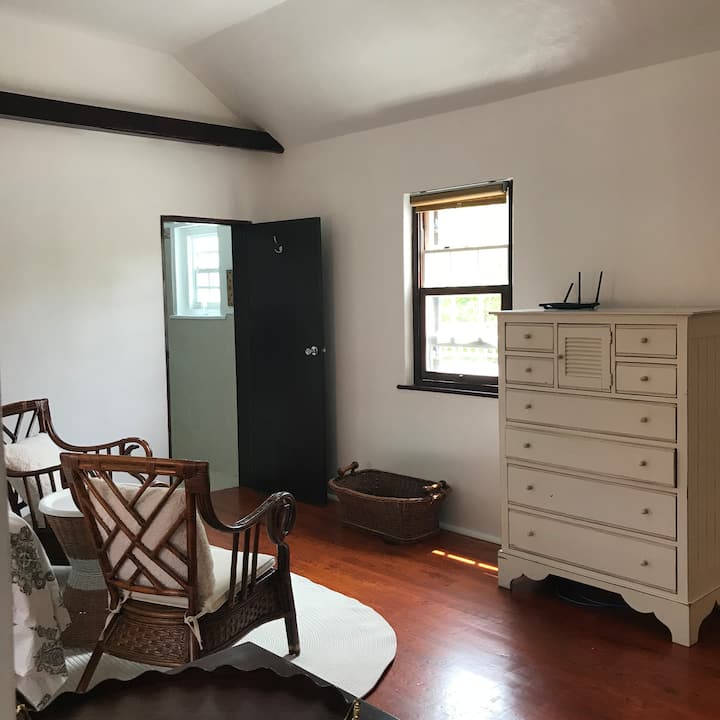 Kate’s Studio
Sleeps Up To 2 With
1 Queen Bed - Bermudes