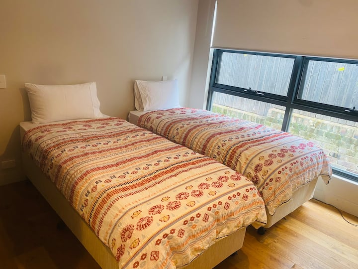 Dve samostatné postele (druhá spálňa) so vstavanou šatníkovou skriňou 