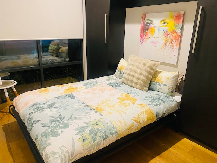 Manželská posteľ Queen (prvá izba) s výhľadom na ulicu 