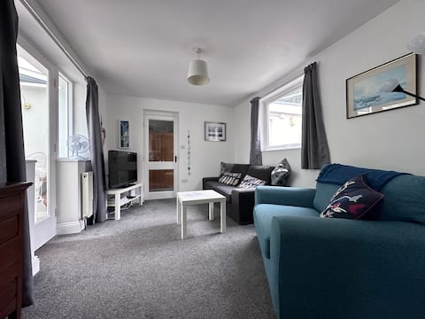 Top performing Airbnb: Hill Rise Apartment with sea views and hot tub in Teignmouth