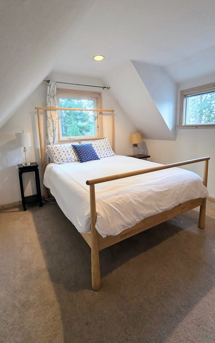 楼上第二间卧室。标准双人床。 2025年10月新床垫。