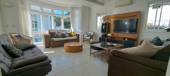 2 výsuvné pohovky, rozkladacia pohovka, televízor, klimatizácia na teplý a studený vzduch