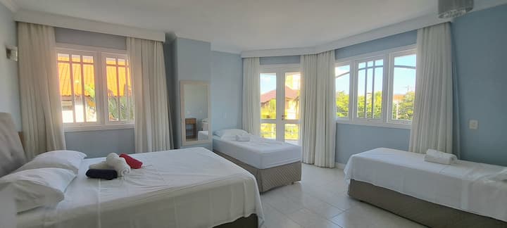 Spálňa so šatníkom, vlastná kúpeľňa so sprchovacím kútom a vírivkou, manželská posteľ a dve samostatné postele s klimatizáciou