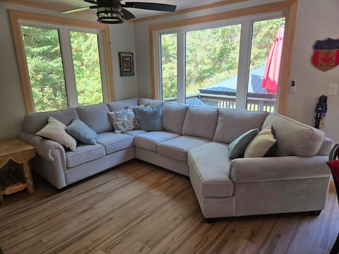 Top performing Airbnb: Ahead by a Century Cottage in Algonquin Highlands