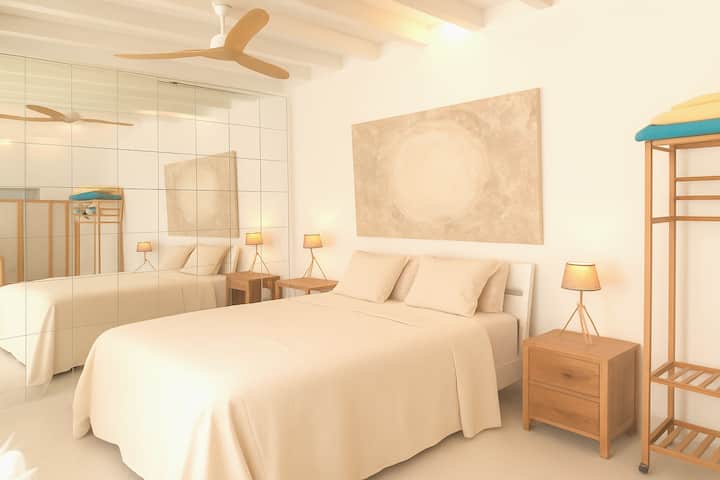 العديد من الوسائد ذات الصلابة المختلفة وجميع الفراش مصنوع من القطن المصري بنسبة 100%، والجدار مرآة. 