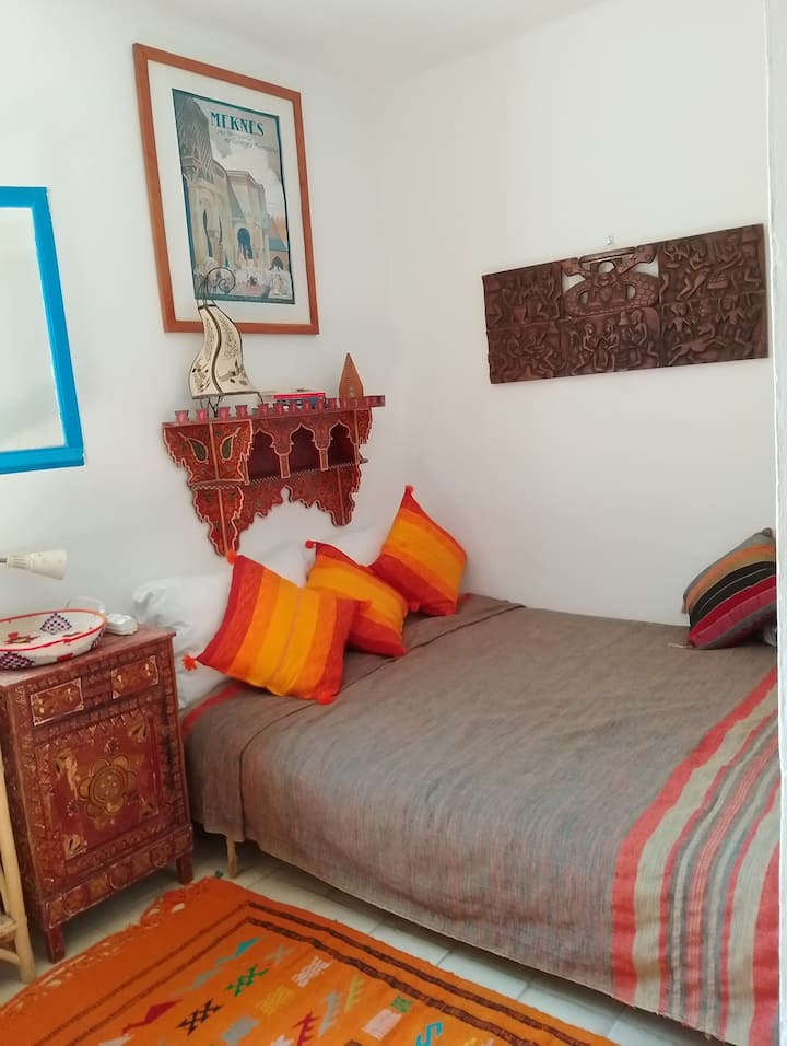 تحتوي الغرفة على سرير مزدوج مع مساحة إضافية للجلوس