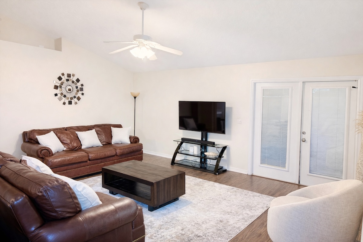 Top Airbnb: 4 min to Beach|Sleeps 7 | Pet-Friendly | Huge Yard in Navarre